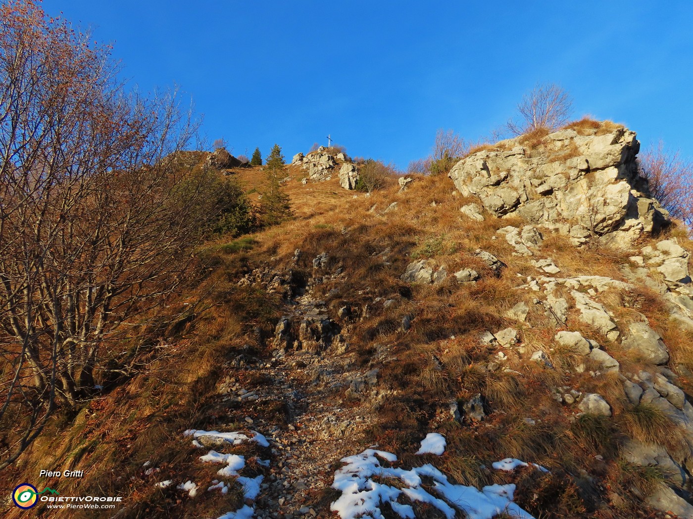 57 Croce del Monte Castello nella luce dell'imbrunire.JPG